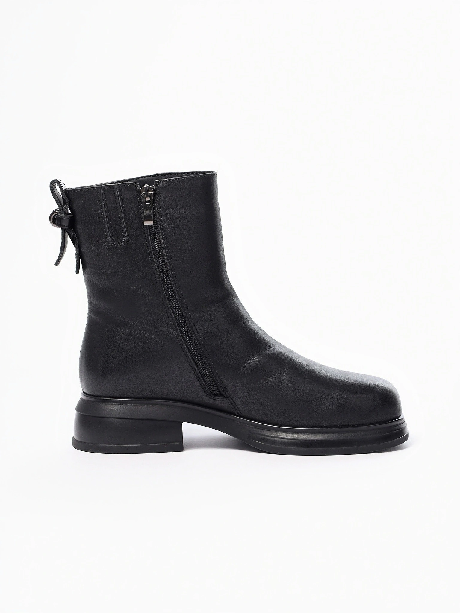 Ботинки черного цвета на широком среднем каблуке